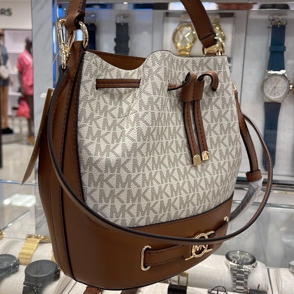 Michael Kors Reed Medium Belted Bucket Messenger Crossbody Handbag Vanilla MK - Picture 1 of 16